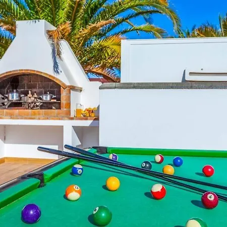 In Sleeps 8 With Pool Air Con And Wifi