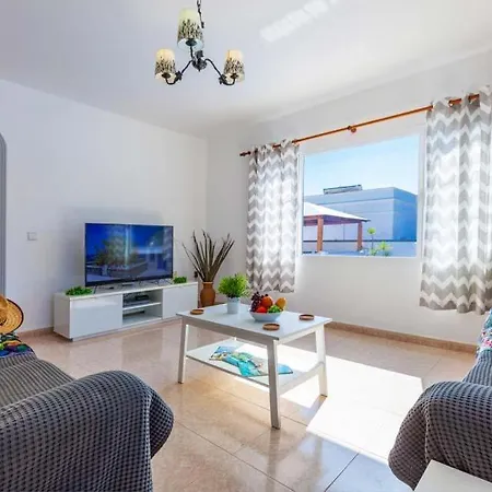 Villa In Sleeps 8 With Pool Air Con And Wifi