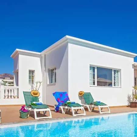 Villa In Sleeps 8 With Pool Air Con And Wifi *