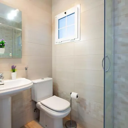 Villa In Sleeps 8 With Pool Air Con And Wifi *