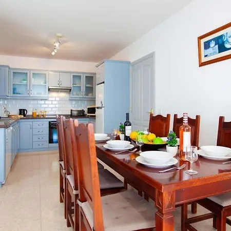 In Sleeps 8 With Pool Air Con And Wifi *