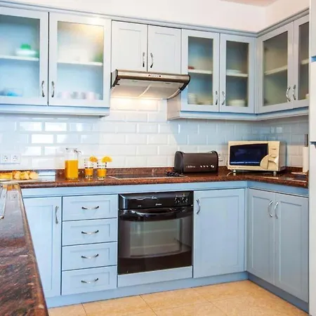 In Sleeps 8 With Pool Air Con And Wifi *